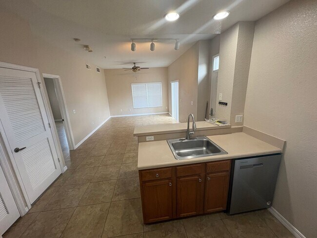 Building Photo - 4 bedroom and 3 bathroom Townhouse