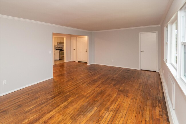 Building Photo - 136 N Chestnut St