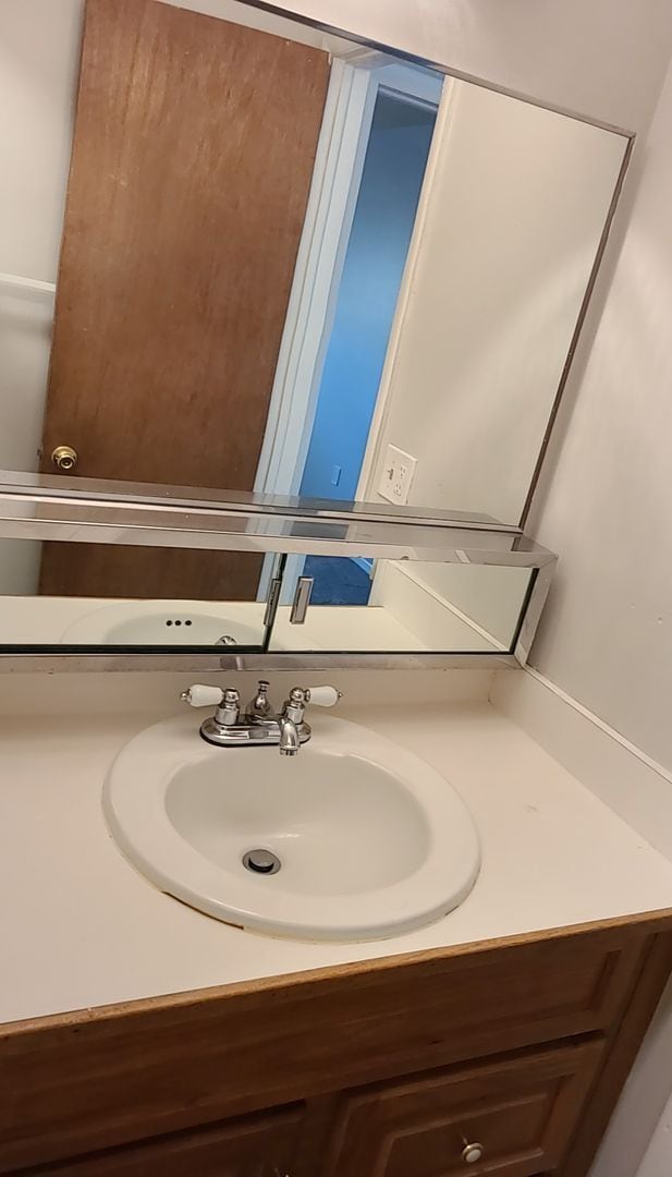 Building Photo - Updated 2 Bedroom Apartment with Private P...