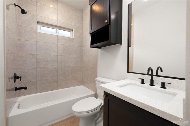 Building Photo - 15 S Links Dr