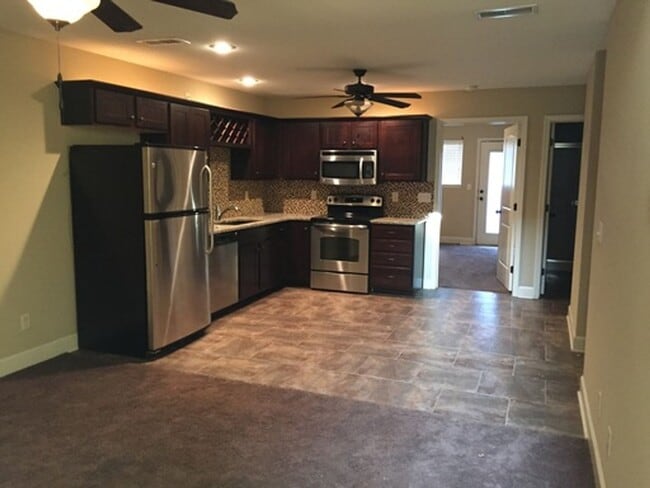 Building Photo - 2-bedroom, 2 bath Townhome with one car garage!