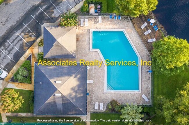 Building Photo - GREAT LOCATION-  3 Bedroom- LOOK!