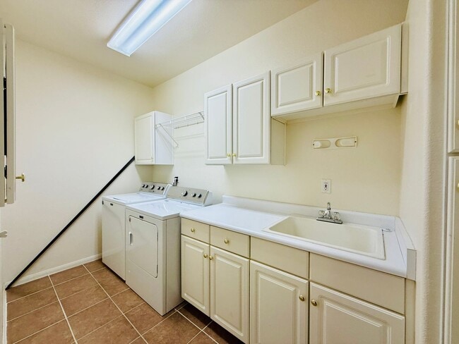 Building Photo - Enjoy resort-style living in this stylish ...