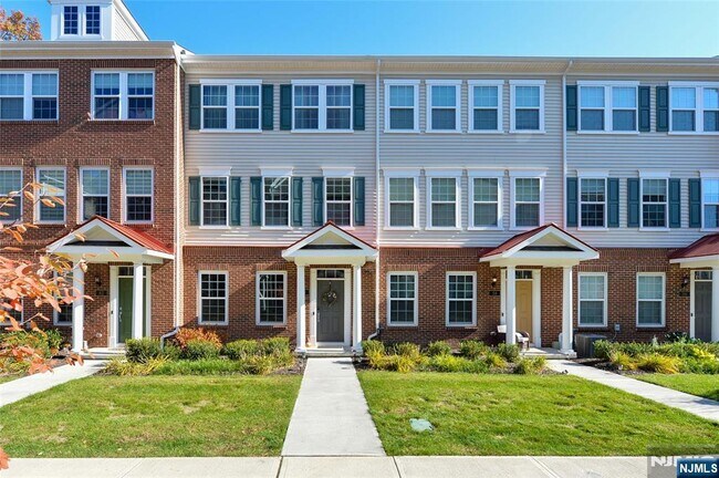 Primary Photo - 60 Litchfield Ln