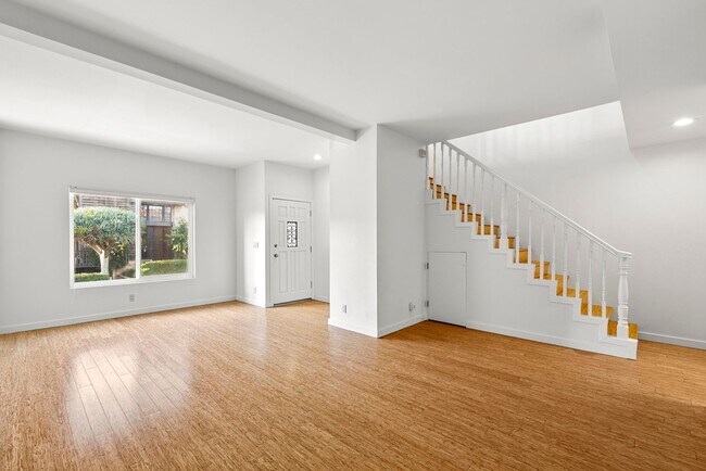 Building Photo - Gorgeous 3+3 Private Single Family Townhou...