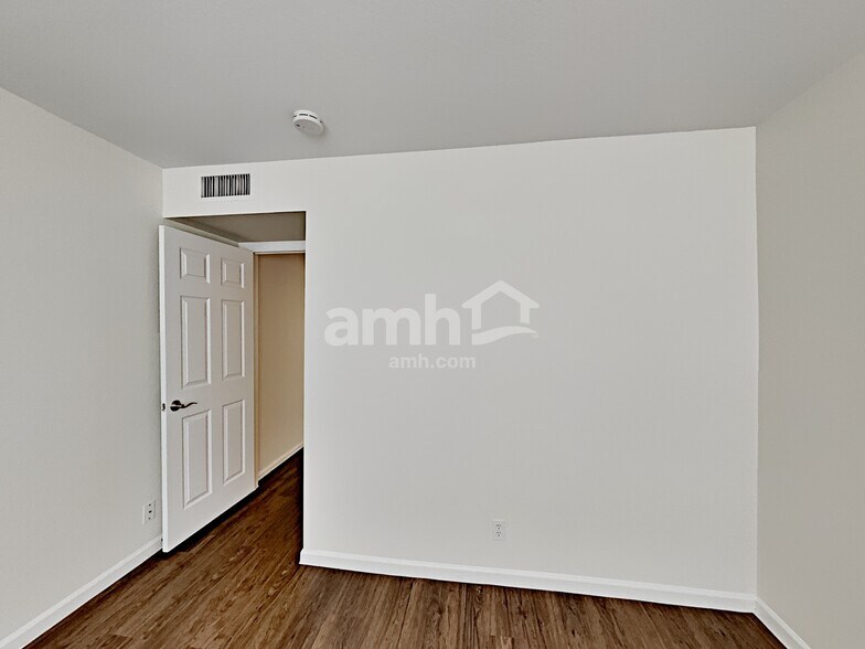 Building Photo - 11106 E Becker Ln