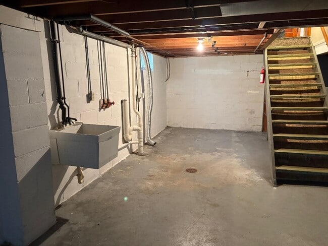 Building Photo - 1115 Lake St