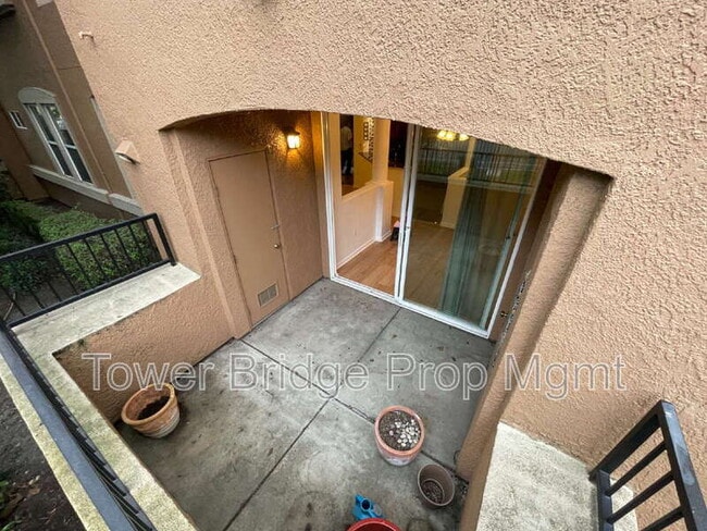 Building Photo - 1900 Danbrook Dr