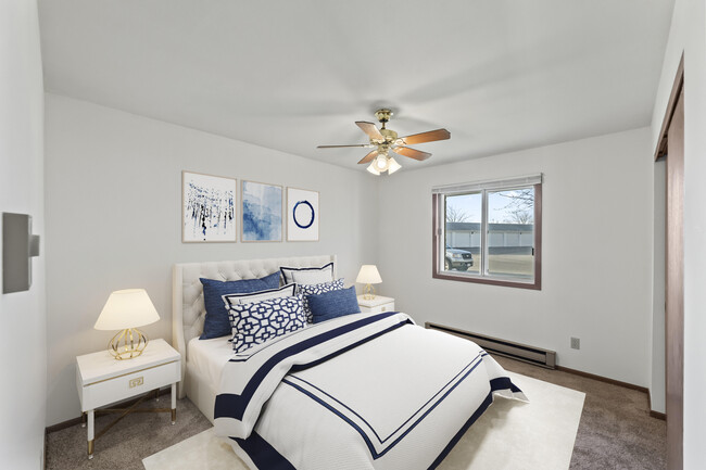 bedroom with sample furniture - 203 E Lake Park Pl