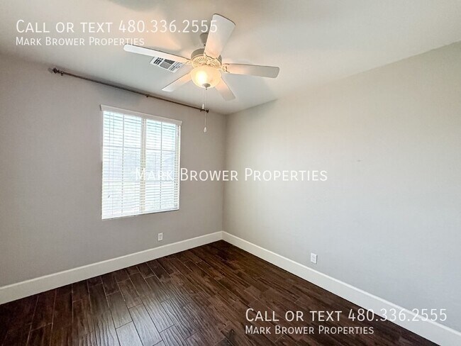 Building Photo - 1042 W Oleander Ave