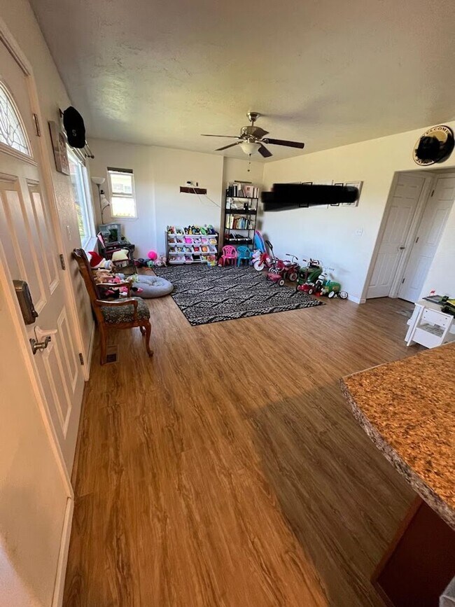 Building Photo - 4 Bedroom 2 Bath House on Prospect - Pet-Friendly!