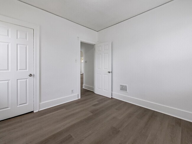 Building Photo - AVAILABLE NOW! SECTION 8 APPROVED! Charming 3-Bedroom Home in Warren!