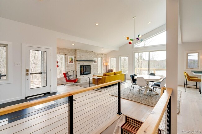 Building Photo - 90 Meadow Ln