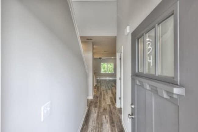 Building Photo - Beautiful LIKE NEW 3 Bed 2.5 Bath Townhome in Manchester!