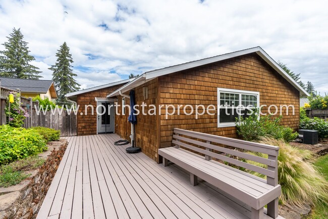 Building Photo - Impeccable Multnomah Village Bungalow