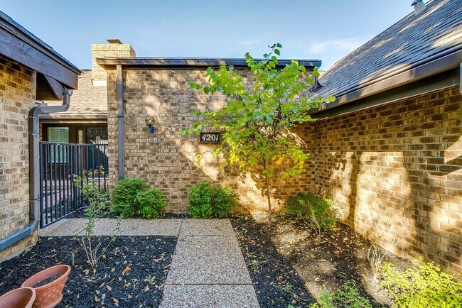 Building Photo - Easy Townhouse Living