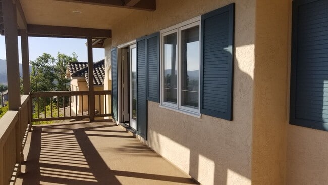Building Photo - Fantastic and large home with forever view...
