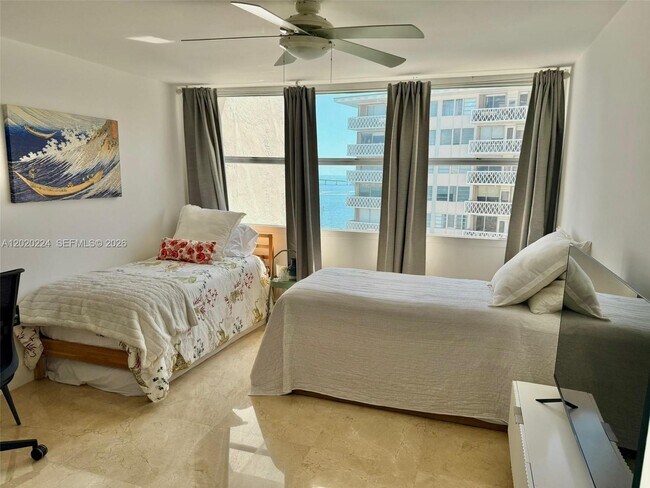 Building Photo - 1420 Brickell Bay Dr