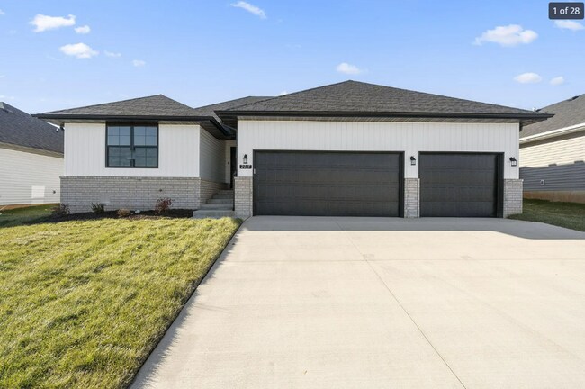 Building Photo - GORGEOUS 4 BED 2 BATH