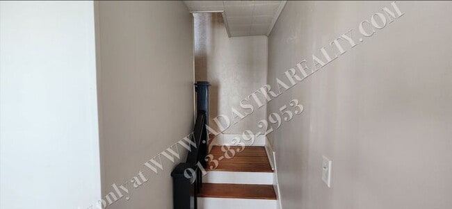 Building Photo - Large 2-story 4 Bed 1.5 Bath Home in Leave...