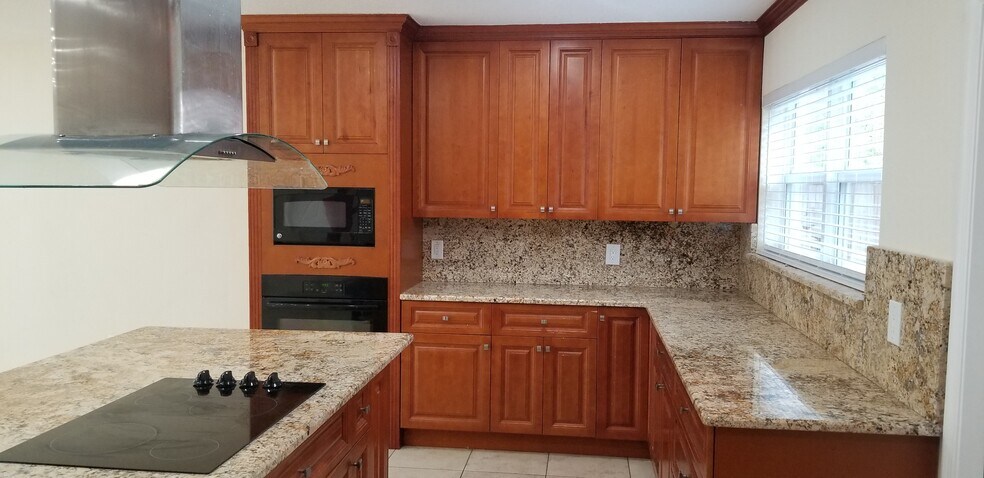 Building Photo - 802 Raymond St