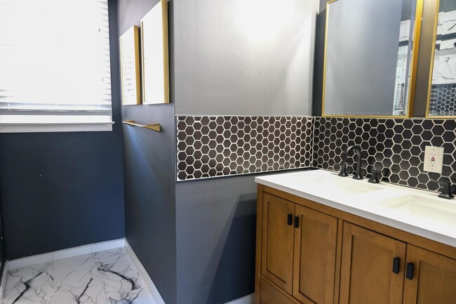 Building Photo - Charming 3/1.5 ranch style house!