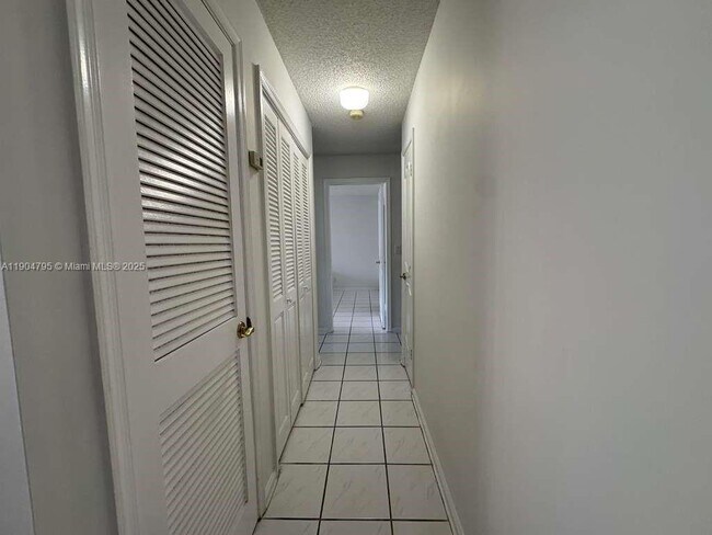 Building Photo - 6253 Bay Club Dr