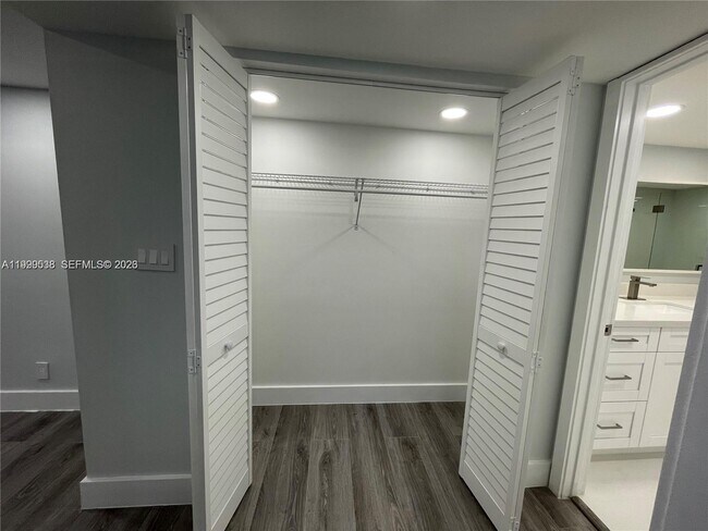 Building Photo - 4725 SW 62nd Ave