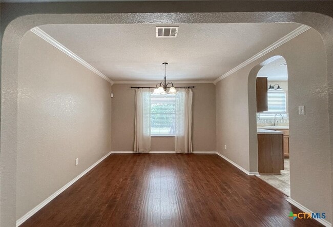 Building Photo - 2237 Stoneleigh Dr