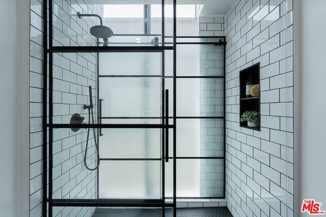 Building Photo - 825 Kings Rd