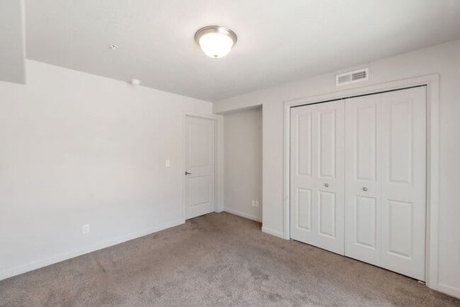 Building Photo - Beautiful Modern Orem Condo w free interne...
