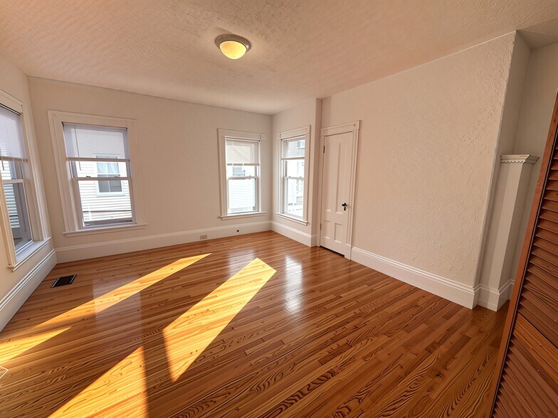 Building Photo - 17 Upham St