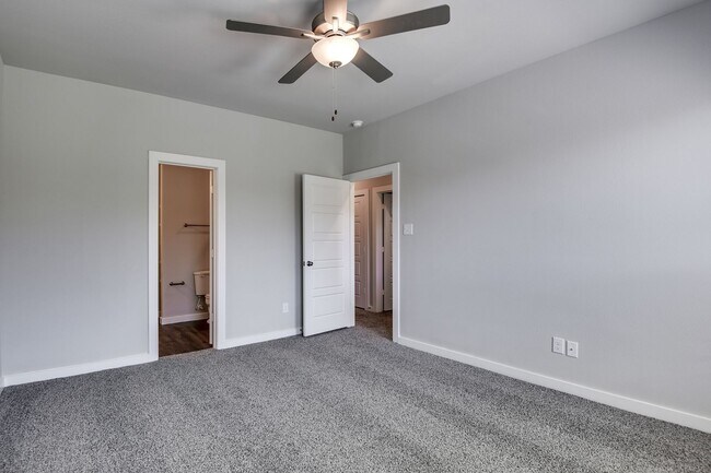 Building Photo - 736 Wheatfield Dr