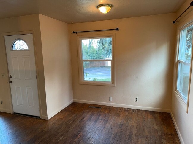 Building Photo - Updated 2 bedroom 1 bath duplex in Eugene!