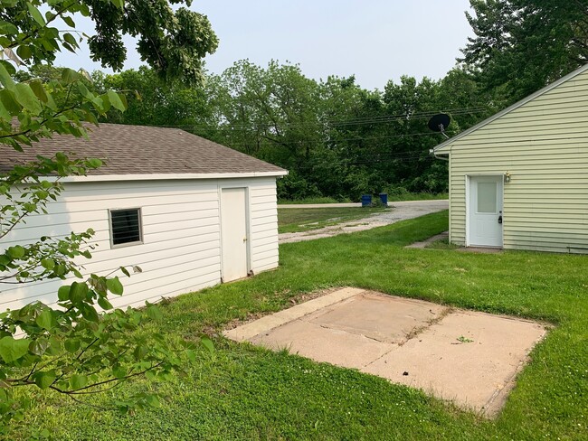 Building Photo - 3435-3435 Valley Dr