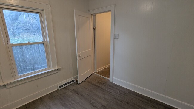 Building Photo - Charming 5-bedroom home located in the heart of Akron