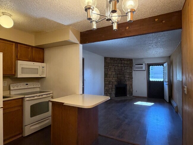Building Photo - Ground Level 1 Bedroom/1 Bathroom Condo Located In Gated Oak Park Community! (Available Immediately)