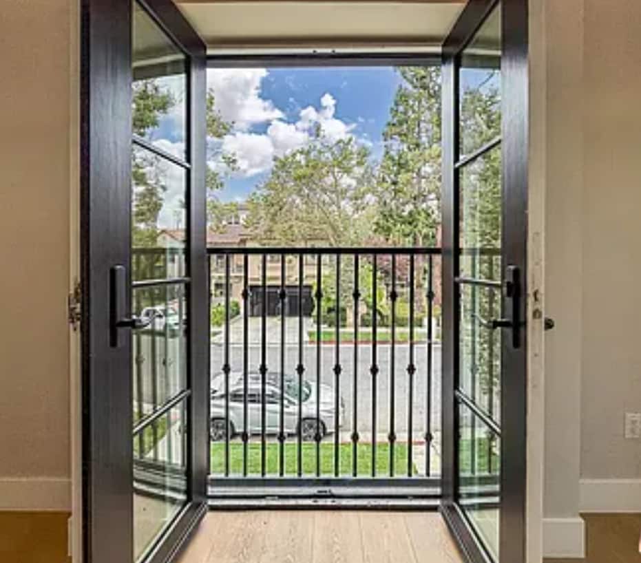 Building Photo - 150 N Arnaz Dr