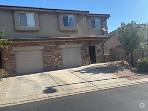 Building Photo - Beautiful 3 bedroom, 2.5 bath townhome in...