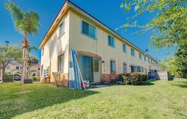 Building Photo - 1441 SE 24th Ct