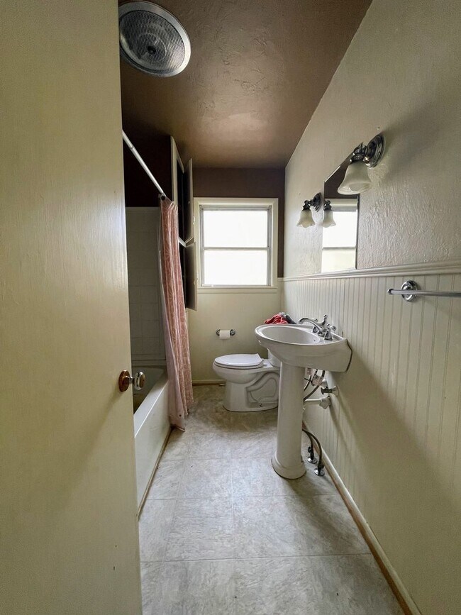 Building Photo - Texas-Style Charm and Comfort – 3-Bed, 2-B...