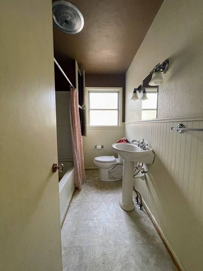 Building Photo - Texas-Style Charm and Comfort – 3-Bed, 2-Bath Rental in Snyder!