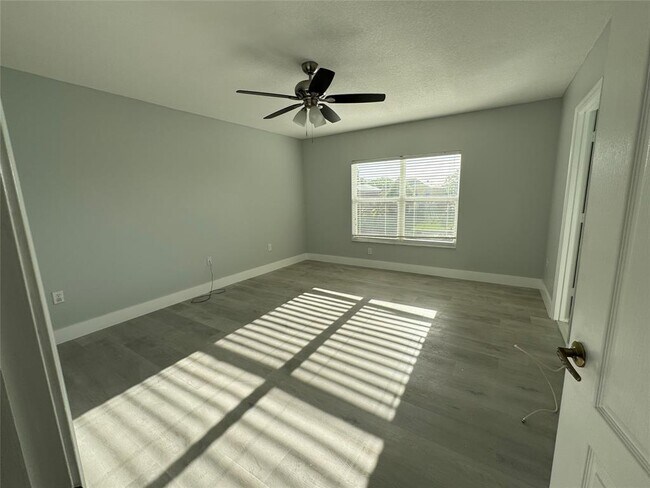 Building Photo - 390 NW 115th Way