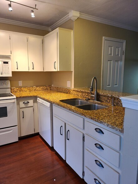 Building Photo - 6124 SW 8th Pl