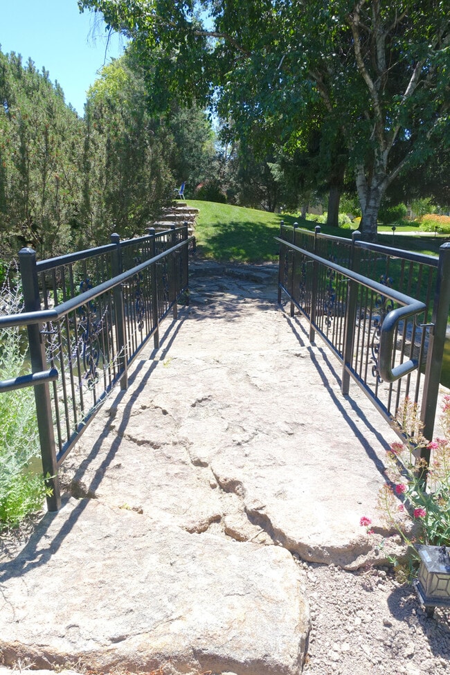 Building Photo - Updated Condo in Park-Like Setting