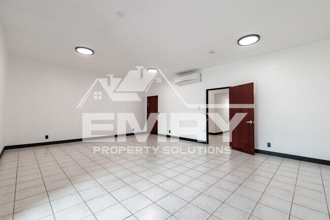 Building Photo - 942 S Gerhart Ave