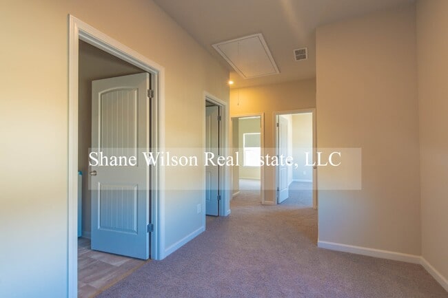 Building Photo - Spacious 3 BR / 2.5 home located near Vall...
