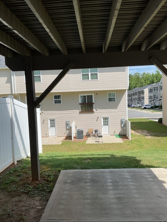 Building Photo - 3 bed, 2.5 bath end unit townhome!
