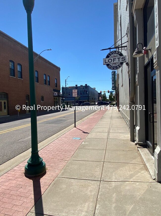 Building Photo - $850 MOVE-IN SPECIAL (does not include app...