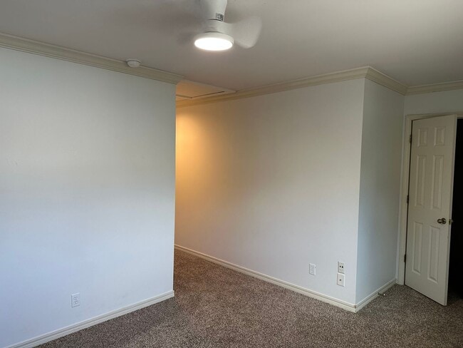 Building Photo - Just Renovated 1,300 SQ' Duplex Across from Woodward Park